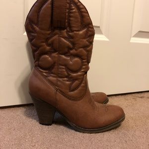 Mid-calf heel cowboy/cowgirl boots Size 8.